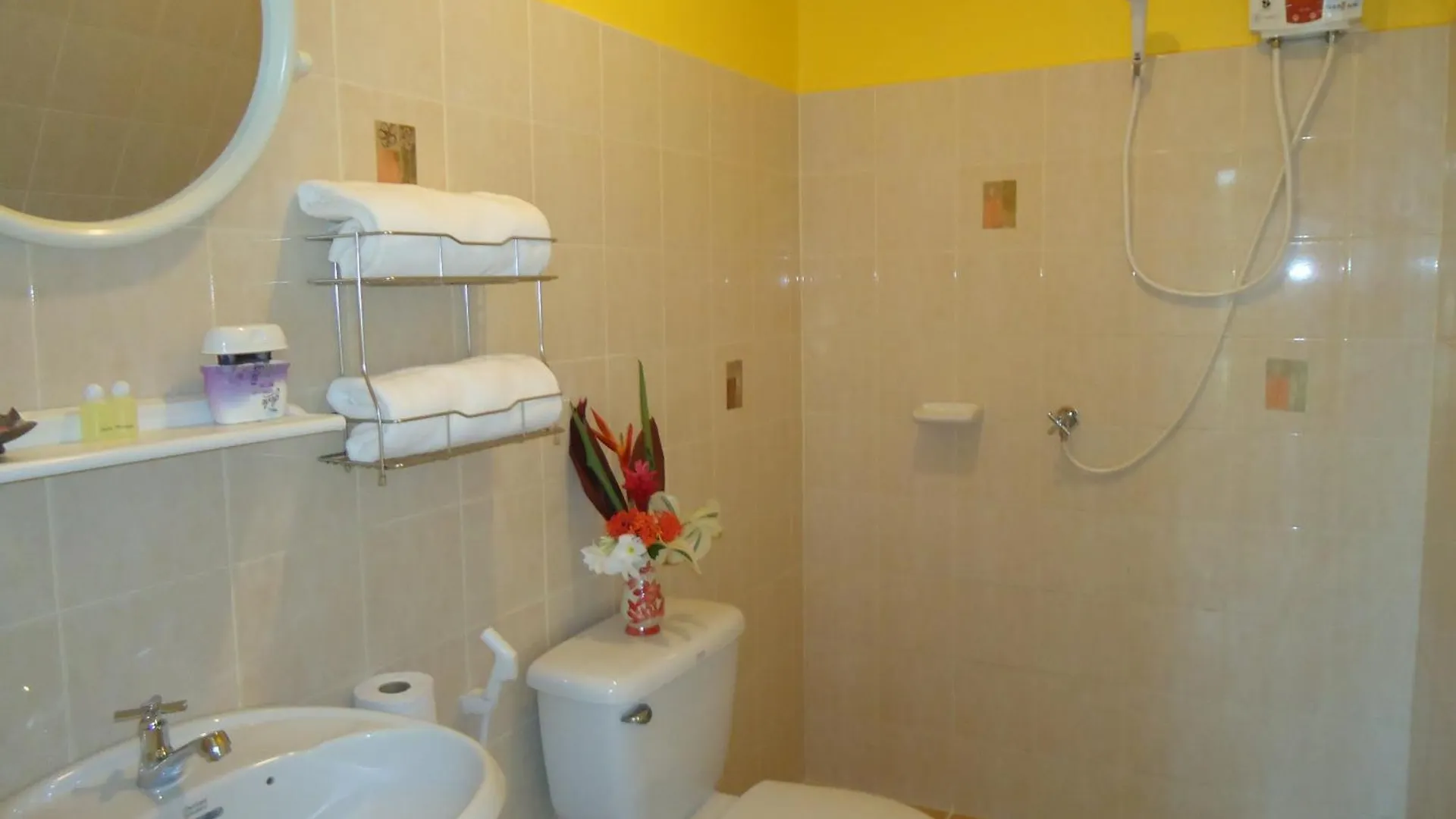 Thai Life Guesthouse Khaolak خاو لاك 2*,